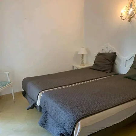 Apartment T4 3chambres, Jardin, Piscine Chauffee Proche De La *