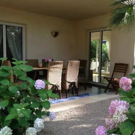 T4 3chambres, Jardin, Piscine Chauffee Proche De La Apartment *
